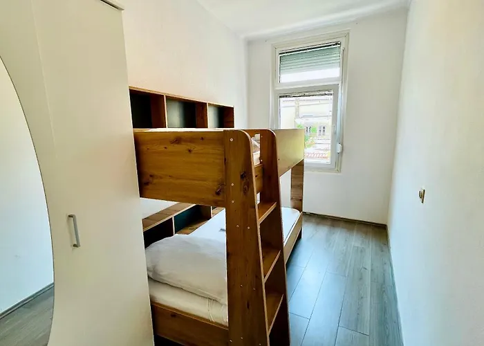 Lily ツリクヴェニツァ